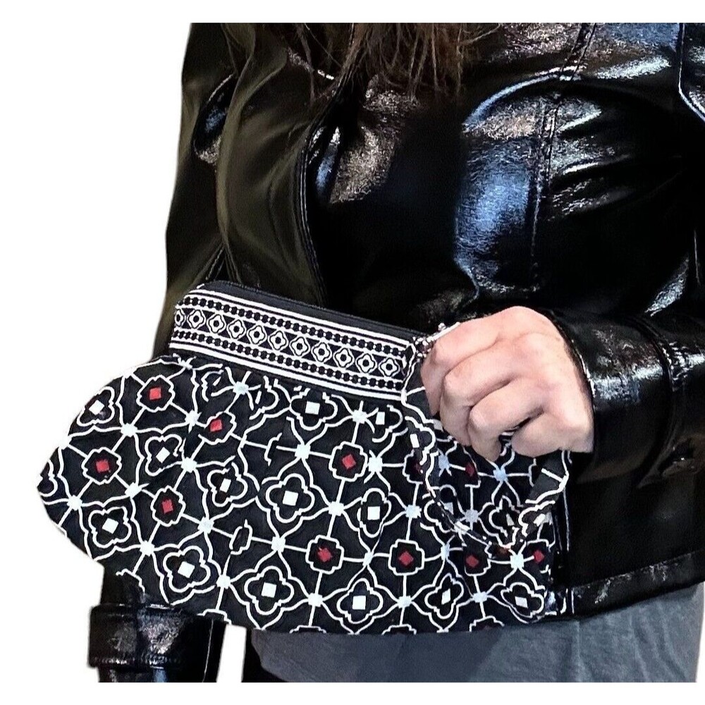 QK Wristlet Hand Bag Black White Red Geometric Design Zip Closure